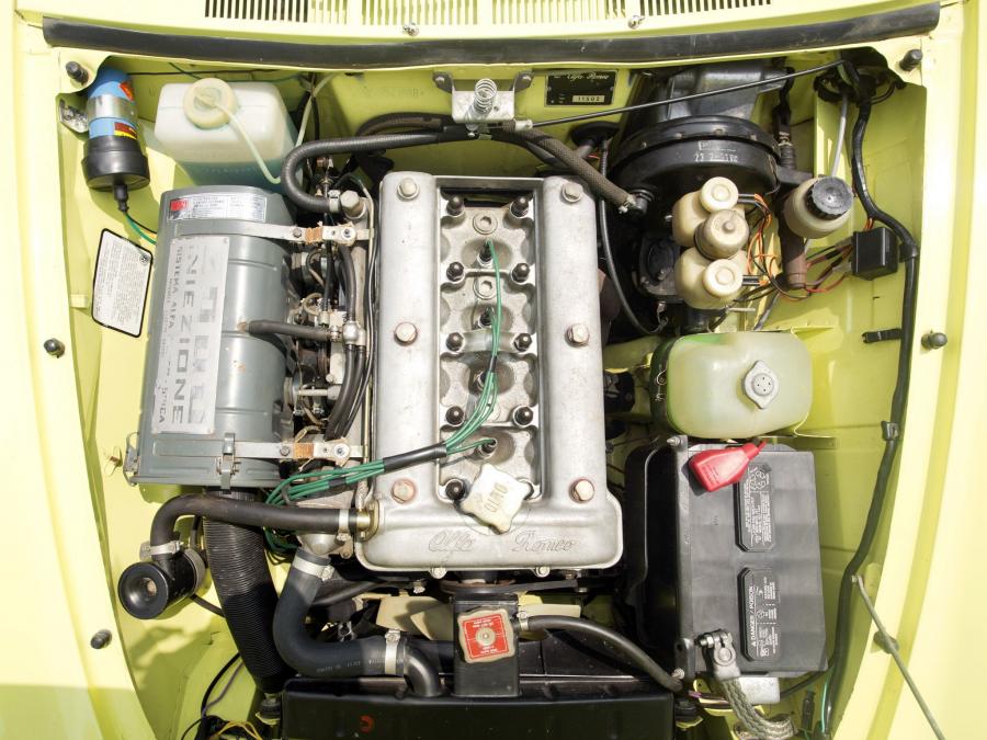 Моторный отсек Alfa Romeo 2000 Spider Veloce (115) 1971 года  (NA) (фото 4 из 15)